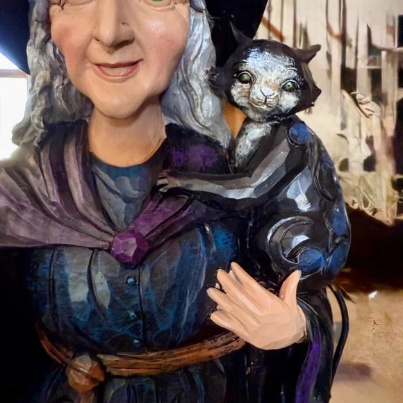 Jim Shore Heartwood Lighted Halloween Witch With Cat & Lantern 20"
Retired 2018 - Picture 3 of 11